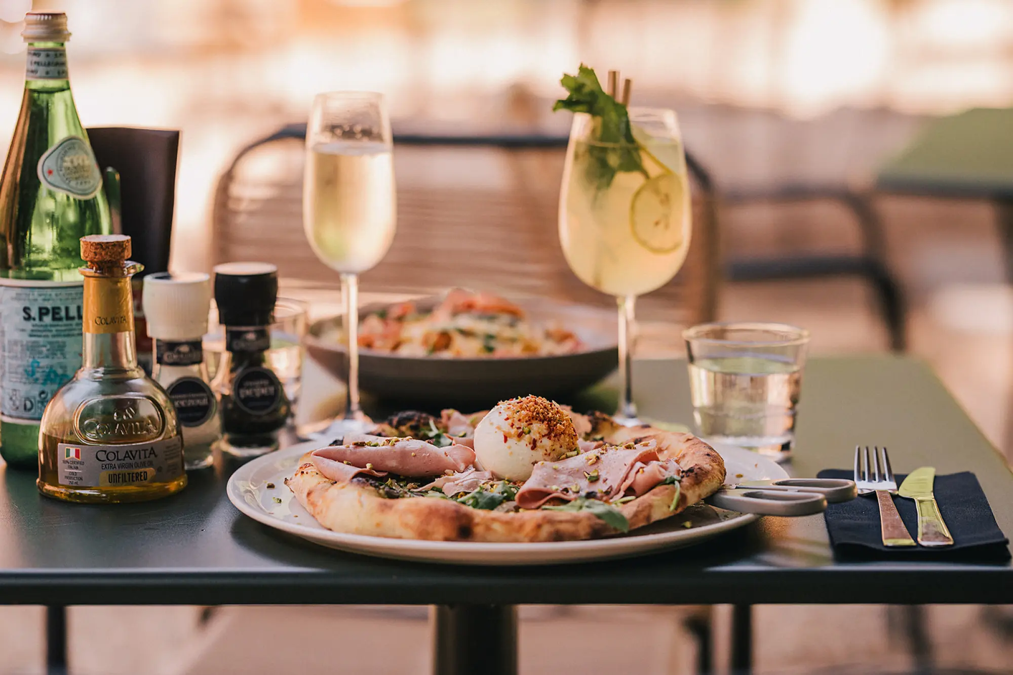 Pizza op het terras bij Il Lupo in Arnhem